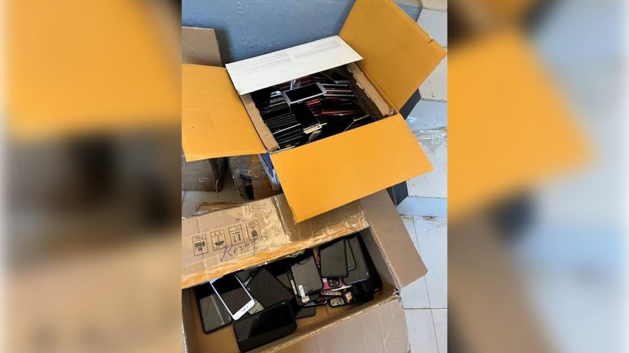从中国人经营的诈骗园区收缴的成箱手机